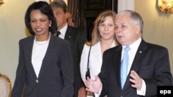 رییس جمهوری لهستان و وزیر امور خارجه آمریکا در کاخ ریاست جمهوری در وروشو.(عکس: epa)