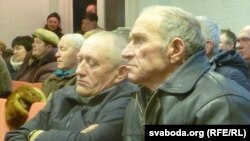 Сяляне слухалі чыноўнікаў напружана