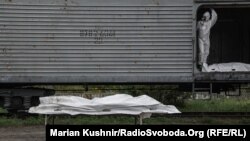 У травні в Україну повернули понад 6 тисяч тіл українських військових. У багатьох областях України приступили до огляду тіл і процесу ідентифікації