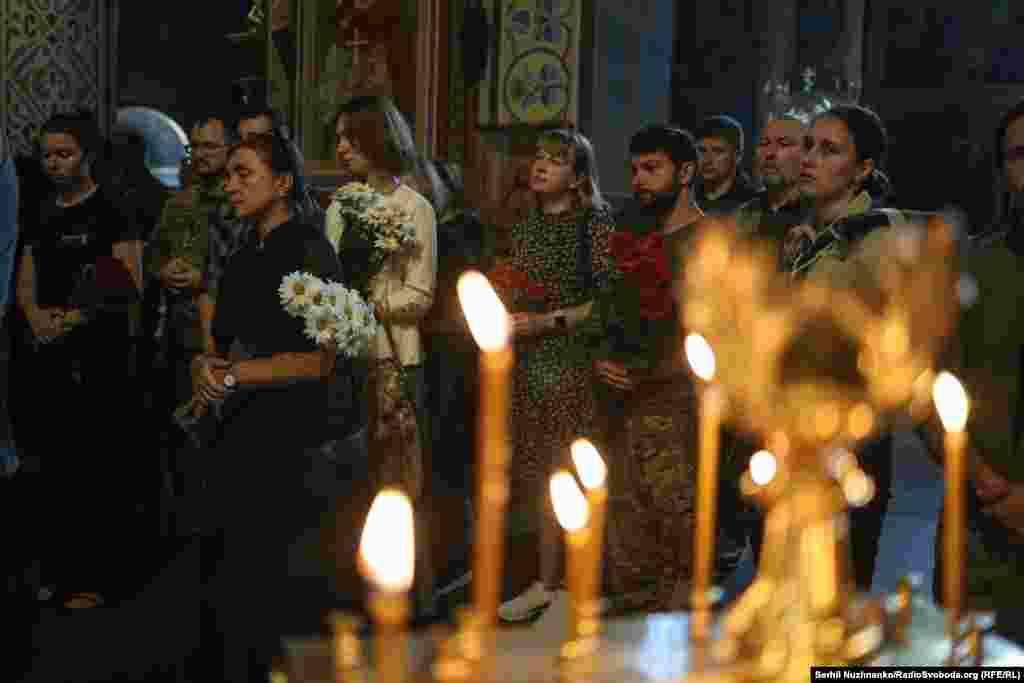 Попрощатися із Орищенком прийшли рідні, друзі, побратими та пластуни.Роман був одним із лідерів «Пласту». «Пластовий метод він добре знав і застосовував його в армії. Він спочатку готував команду, як на пластовому таборі, а згодом став командиром роти у бригаді «Чорних запорожців»», написав у фейсбуці друг Орищенка, голова Крайової Ради «Пласту», – історик Юрій Юзич.