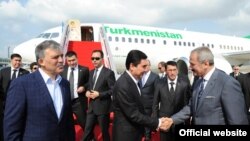 G.Berdimuhamedow türk resmileri bilen 