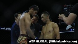 Нурсултан Рузибоев (солдо) менен Алтынбек Арыкбаев (оңдо) беттеш алдында. “WEF 85 proffight 36” мелдеши. Кара-Суу. 18-август, 2019-жыл. 