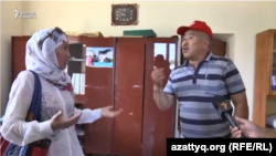 Үшқоңыр ауылының тұрғыны Баян Қалышева (сол жақта) электрик  дауласып тұр. Алматы облысы, 2017 жылдың шілдесі. (Видеодан алынған скриншот)