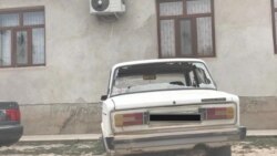 Автомобиль с разбитыми окнами в селе Шорнак. Туркестанская область, 23 июля 2020 года.