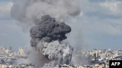 Клуби диму здіймаються над південним передмістям Бейрута після ізраїльського авіаудару 26 листопада 2024 року