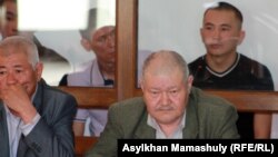Подсудимые по делу о событиях в Шетпе и их адвокаты в судебном зале. Актау, 17 апреля 2012 года.  