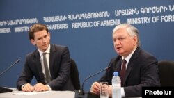 Главы МИД Армении и Австрии -  Эдвард Налбандян и Себастьян Курц (слева) на совместной пресс-конференции в Ереване, 8 сентября 2014 г. 