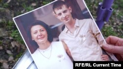 На фотографии – житель Бучи Владислав и его мачеха Полина, ставшие жертвами преступлений российских военных в марте 2022 года. Им чудом удалось выжить в отличие от 554 городских жителей