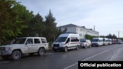 Эвакуацияланган жарандарды үйлөрүнө жөнөтүү үчүн уюштурулган машинелер. Баткен, 9-май, 2021-жыл. 