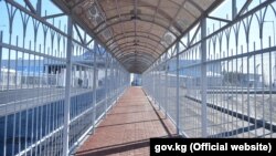 Несмотря на современные условия, на границе остается огороженный переход, где временами возникала давка.