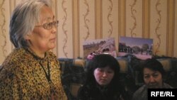 Жұмысшылар қозғалысы» қоғамдық ұйымының төрағасы Сақып Жаңабаева баспасөз-мәслихатының ашылуында сөз сөйлеп тұр. Отырғандар оңнан солға қарай: Ольга Оразбаева,  Сәуле Смағұлова. Алматы, 8 наурыз, 2010 жыл.