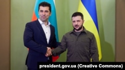 Президент України Володимир Зеленський (праворуч) і прем'є-міністр Болгарії Кирил Петков. Київ, 28 квітня 2022 року 