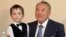 Президент Казахстана Нурсултан Назарбаев с неизвестным мальчиком. Фото с официального сайта президента Назарбаева.