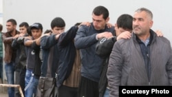 Полициячини доғистонликлар калтаклаганига қарамасдан, “тозалаш ишлари” асосан марказий-осиёлик меҳнат муҳожирларига қаратилмоқда.