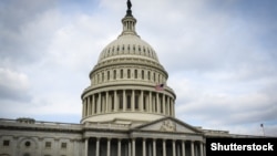 کاخ کنگره آمریکا؛ خبرگزاری اسوشیتدپرس گفته روز ۳۰ اردیبهشت، همزمان با حضور برنان و شرمن در نشست با دمکرات‌ها، دولت نیز قرار است پشت درهای بسته توضیحاتی در مورد رخدادها بدهد. 