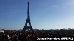نمایی از برج ایفل در پاریس، ساعاتی پس از حملات جمعه شب. فرانسه در حال حاضر در وضعیت اضطراری قرار دارد