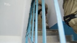 У багатоповерхівці Авдіївки внаслідок інтенсивних обстрілів обвалилися перегородки будинку (відео)