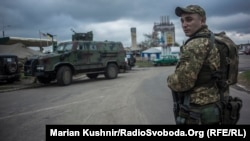 Український військовослужбовець у Станиці Луганській