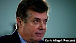 پل منافورت، ۶۹ ساله،با ویلچر در جلسه استماع دادگاه حاضر شده بود.