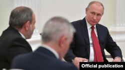Russia -- Russian President Vladimir Putin meets with Armenian Prime Minister Nikol Pashinian (L) in the Kremlin, December 27, 2018.