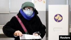 Вибори відбуваються в умовах пандемії коронавірусу, тому виборцям рекомендують мати на собі маску і дотримуватися дистанції в два метри під час перебування на дільниці