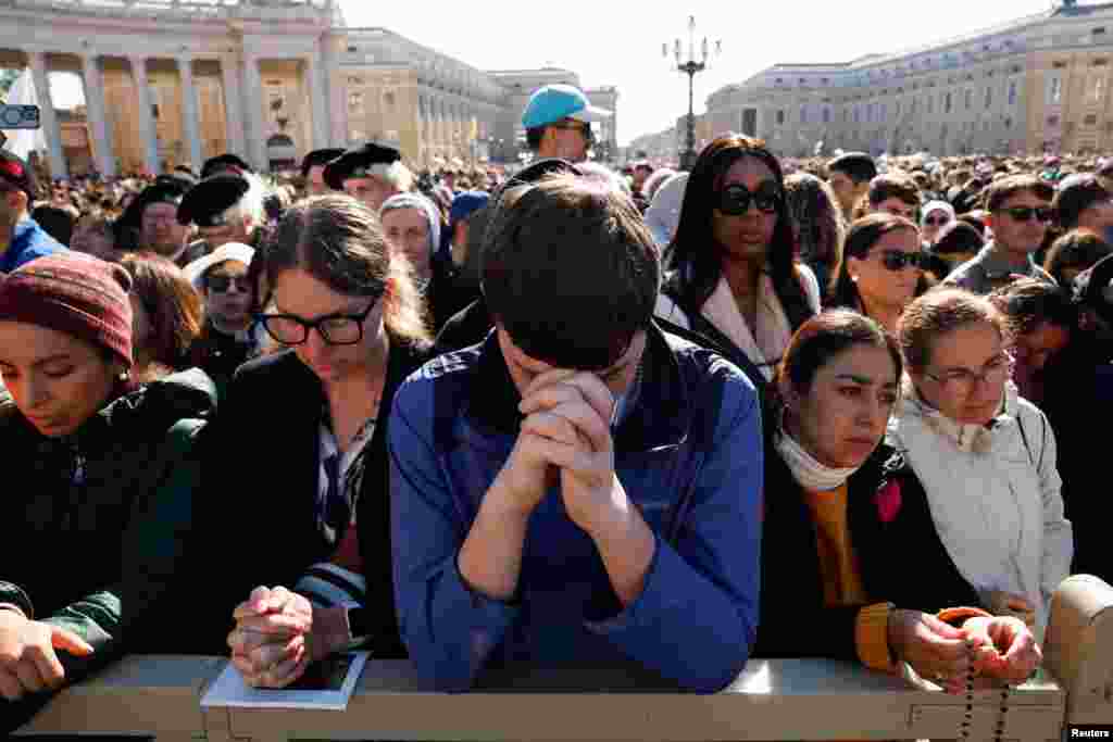 Okupljeni vjernici tokom molitve u Vatikanu.