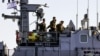 ملوانان نیروی دریایی اسرائیل بر یکی از قایق‌های کشتی نیروی دریایی این کشور در 