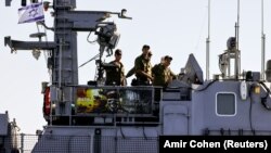 ملوانان نیروی دریایی اسرائیل بر یکی از قایق‌های کشتی نیروی دریایی این کشور در 