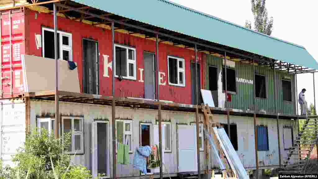 Кийинки кездерде колунда барлар батирчилер үчүн контейнерлерден эки кабат үйлөрдү сала баштады.  