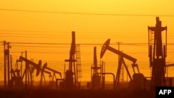 Из-за падения цен на нефть от ее производителей к потребителям будет перенаправлено, по оценкам, более 1 трлн долларов в год