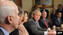 دولت و کنگره آمریکا روز پنجشنبه بر سر جزئیات طرح ۷۰۰ ميليارد دلاری نجات مالی مذاکره کردند و روز جمعه این گفت وگوها ادامه می یابد.
(عکس ازAFP )