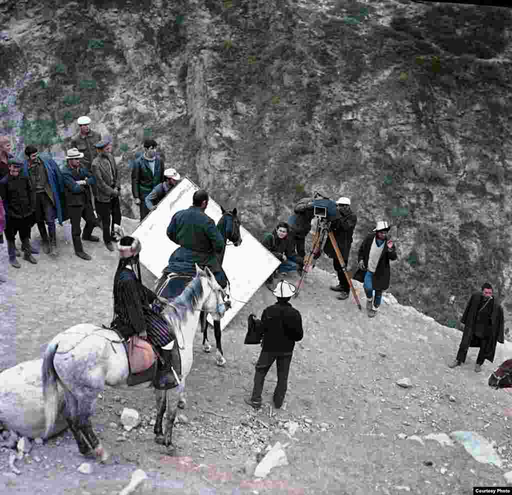 Актер &quot;Жалаң эр-азаматтар&quot; тасмасына тартылып жаткан учурда аскадан буту тайып кулап кетип, бөйрөгү жабыркаганы айтылып жүрөт. &nbsp;&nbsp;