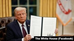 Президент США Дональд Трамп демонструє один зі своїх перших указів, 20 січня 2025 року
