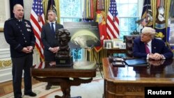 Заместник-началникът на космическите операции на Космическите сили на САЩ, генерал Майкъл Гутлайн (вляво) и президентът на САЩ Доналд Тръмп (вдясно) в Овалния кабинет на Белия дом във Вашингтон, САЩ, 20 май 2025 г.