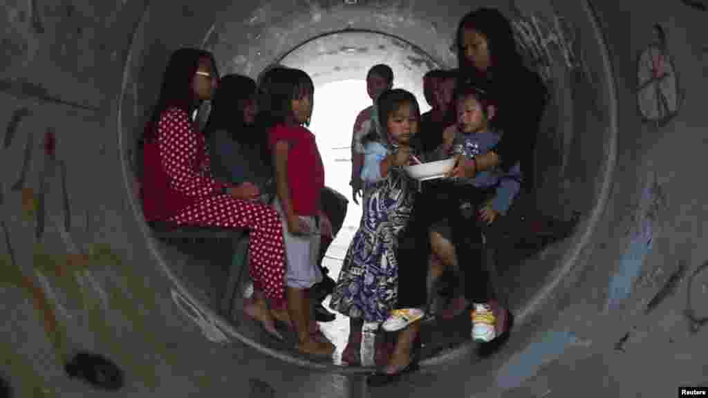 Израиль. Женщина с детьми укрылась в убежище