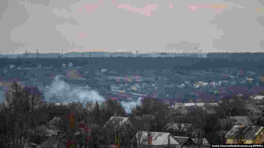 Дими від бою на промзоні, що за лісосмугою. &nbsp;Звідси до промзони 2,5 кілометра