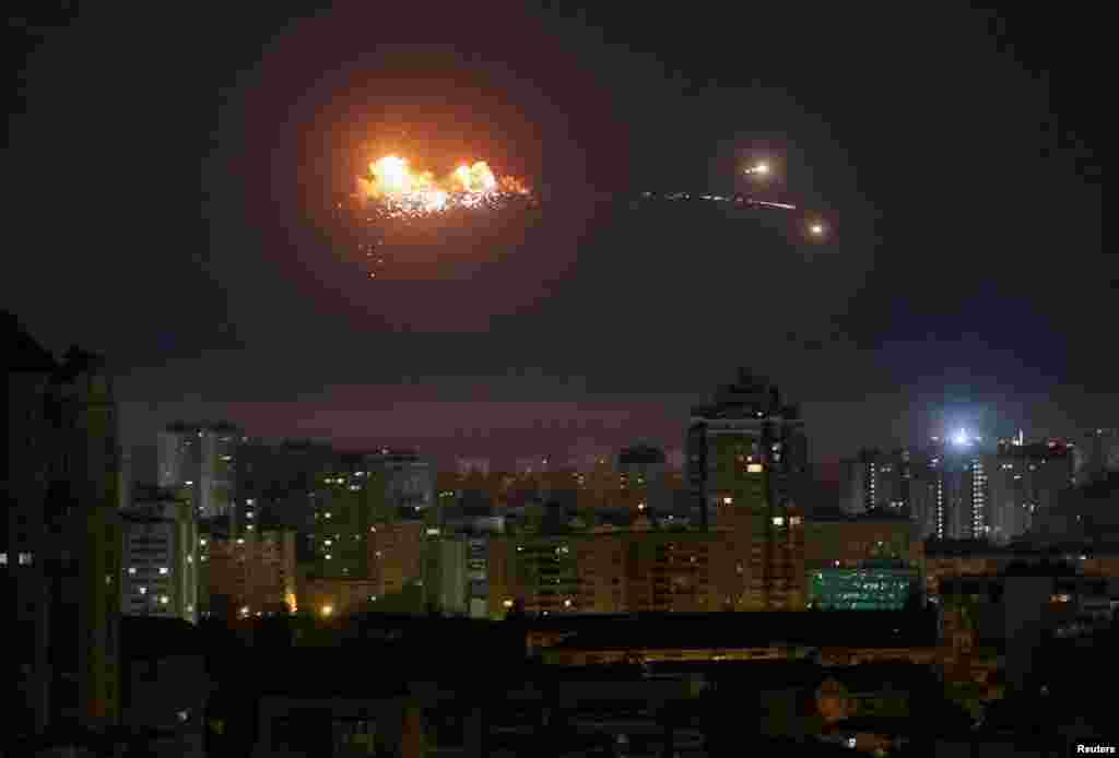 Баллистическая ракета взрывается в небе над городом во время российского удара по Киеву, Украина, 24 апреля. REUTERS/Gleb Garanich