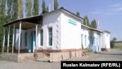 Школа №52 в айыльном аймаке Багыш Сузакского района, куда придут учиться дети в новом учебному году.