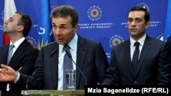 Иванишвили не стал вдоваться в подробности, посетовал лишь, что Аласания по молодости своей допускает "маленькие ошибки"