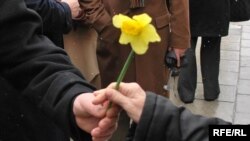 Аксар мамлакатларда кўкрак саратонидан огоҳликни оширишга қаратилган сариқ гул тимсолидаги кампаниялар тез-тез ўтказиб турилади.