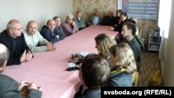 Сябры Клюбу каталіцкай інтэлігенцыі падчас дыскусіі пра беларуска-польскія адносіны 