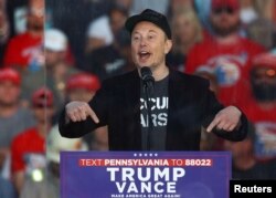 Ілон Маск на одному з передвиборчих мітингів Дональда Трампа. 5 жовтня 2024 року