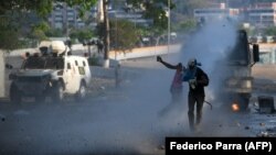درگیری مأموران وفادار به نیکلاس مادورو با معترضان در کاراکاس - عکس از بایگانی