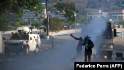 Під час однієї з сутичок демонстрантів проти влади Мадуро з його силовиками, Каракас, 1 травня 2019 року