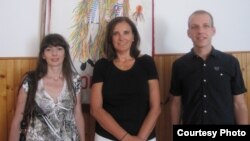 Профессор Нью-Йоркского университета Звйездана Вржич (в центре) со своим ассистентом Вивианой Бркарич (слева) и Робертом Дорикиком во время семинаров по влашскому языку в городе Зейане. Хорватия, лето 2010 года. 