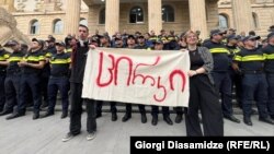 Баннер с надписью «Цирк» у Тбилисского городского суда, 12 июня