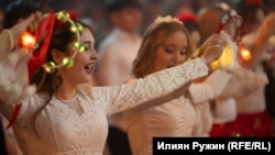 В петък неомъжени момичета от селото танцуват около булката.