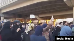 به گفته کمیته پی‌گیری بازداشت‌ها، بین روزهای ۹ دی تا ۱۲ دی، نزدیک به ۴۰۰ تن از بازداشت‌شدگان تجمعات تهران، به قرنطینه زندان اوین تحویل شده‌اند