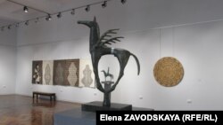 С первого взгляда очевидно, что выставка своими корнями уходит в прошлое, ассоциируется с национальной культурой, народными мифами и орнаментами