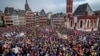 تصویری از تظاهرات در فرانکفورت علیه راست افراطی